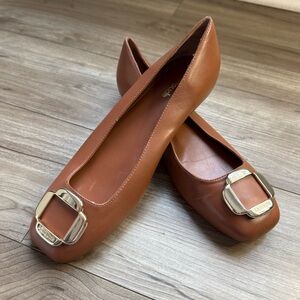 Larroudé Maria flats caramel leather gold-tone buckle Size 7.5 hand made Brazil